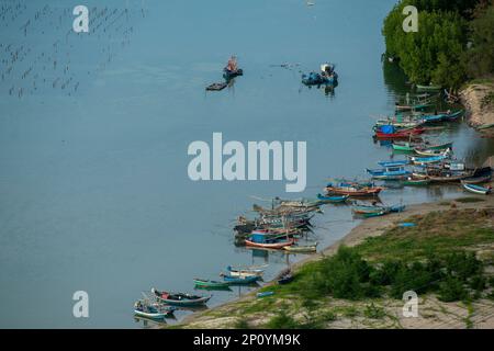 Der Blick vom Wat Thammikaram Mahathat Worawihan in der Stadt Phrachuap Khiri Khan in der Provinz Prachuap Khiri Khan in Thailand, Thailand Stockfoto