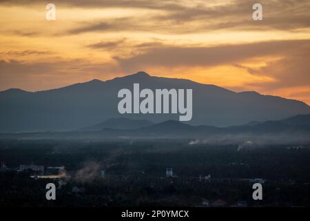 Blick und Landschaft vom Wat Thammikaram Mahathat Worawihan in der Stadt Phrachuap Khiri Khan in der Provinz Prachuap Khiri Khan in Thail Stockfoto