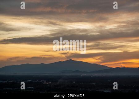 Blick und Landschaft vom Wat Thammikaram Mahathat Worawihan in der Stadt Phrachuap Khiri Khan in der Provinz Prachuap Khiri Khan in Thail Stockfoto