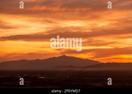 Blick und Landschaft vom Wat Thammikaram Mahathat Worawihan in der Stadt Phrachuap Khiri Khan in der Provinz Prachuap Khiri Khan in Thail Stockfoto