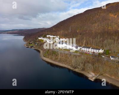 Blick aus der Vogelperspektive auf das Loch Rannoch Hotel and Estate in Kinloch Rannoch, Perth und Kinross, Schottland, Großbritannien Stockfoto