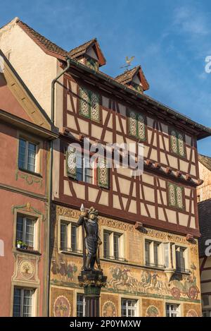 Skulpturen auf Brunnen und Fachwerkhäusern mit Fassadenmalereien in der mittelalterlichen Altstadt von Stein am Rhein, Kanton Schaffhausen, Schweiz Stockfoto