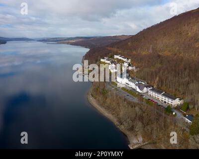 Blick aus der Vogelperspektive auf das Loch Rannoch Hotel and Estate in Kinloch Rannoch, Perth und Kinross, Schottland, Großbritannien Stockfoto