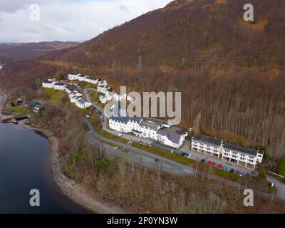 Blick aus der Vogelperspektive auf das Loch Rannoch Hotel and Estate in Kinloch Rannoch, Perth und Kinross, Schottland, Großbritannien Stockfoto