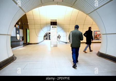 London, England, Großbritannien. Bond Street Station auf der Elizabeth Line - London U-Bahn Stockfoto
