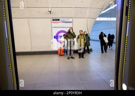 London, England, Großbritannien. Bahnsteig der Tottenham Court Road Station auf der Elizabeth Line - London U-Bahn - durch die offenen Türen einer U-Bahn gesehen Stockfoto