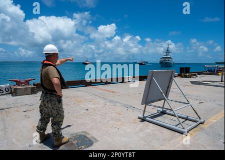 DIEGO GARCIA, British Indian Ocean Territory – Machinist's Mate 2. Class Kong Thao, USA zugewiesen Navy Support Facility Diego Garcia, beobachtet HMS Tamar (P233), das vierte der fünf von der Royal Navy betriebenen Offshore-Patrouillenboote der Chargenklasse 2 River, trifft in Diego Garcia ein, um einen planmäßigen Hafenbesuch am 15. Februar 2023 zu machen. Der Besuch unterstrich die strategische Bedeutung von Diego Garcia für ein dauerhaft freies und offenes Indo-Pacific, indem er Präsenz ermöglicht, den Zugang sicherstellt und das globale Gemeingut verteidigt. Stockfoto