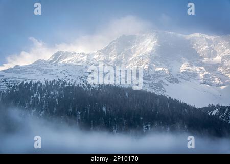 Bergkette in den europäischen Alpen im Morgennebel Stockfoto