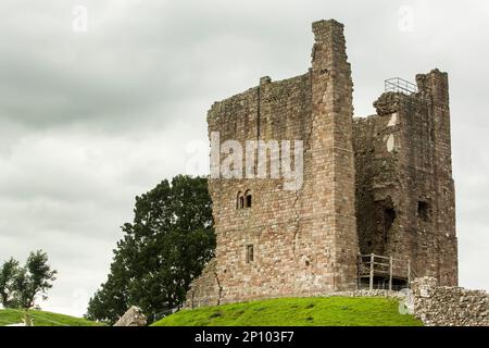 Die Ruinen der Burg Brough, die auf einer alten römischen Festung steht, und Erdbauarbeiten aus dem 11. Jahrhundert, restauriert von Lady Anne Clifford, Eden Valley, Cumbria Stockfoto