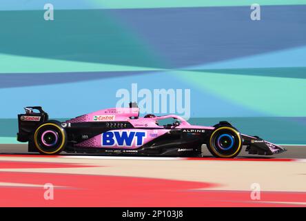 Der Esteban Ocon in den Alpen während des Trainingstages des Großen Preises von Bahrain auf der Bahrain International Circuit, Sakhir. Foto: Freitag, 3. März 2023. Stockfoto