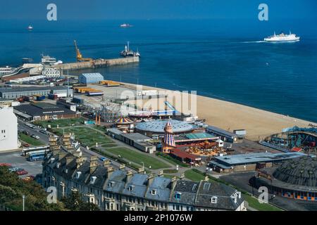 Eine Sealink-Fähre, die die englische Küste am Rotunda Vergnügungspark, Marine Parade, Folkestone, Kent, England, Großbritannien, Großbritannien. Etwa 1980er Jahre Stockfoto