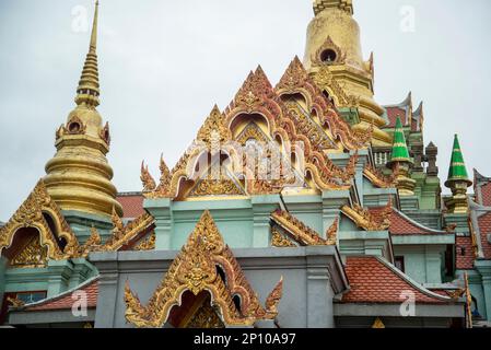 Wat Phra Mahathat Chedi Phakdee Prakat am Berg Khao Thong Chai in der Stadt Ban Krut in der Provinz Prachuap Khiri Khan in Thailand, Stockfoto