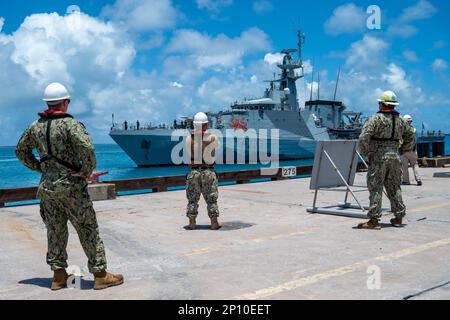 DIEGO GARCIA, Britisches Territorium im Indischen Ozean – Matrosen, die den USA zugeteilt sind Marinesupport-Einrichtung Diego Garcia beobachtet HMS Tamar (P233), das vierte der fünf von der Royal Navy betriebenen Chargen-2-Offshore-Patrouillenschiffe der Flussklasse, trifft in Diego Garcia ein, um einen planmäßigen Hafenbesuch am 15. Februar 2023 zu machen. Der Besuch unterstrich die strategische Bedeutung von Diego Garcia für ein dauerhaft freies und offenes Indo-Pacific, indem er Präsenz ermöglicht, den Zugang sicherstellt und das globale Gemeingut verteidigt. Stockfoto