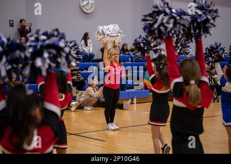 Michelle Harvey, eine Cheerleaderin der Los Angeles Rams, demonstriert eine Touchdown-Pose für Kinder der Marine Corps Air Station Iwakuni während der Pro Blitz Cheer Clinic am MCAS Iwakuni, Japan, 12. Februar 2023. Die Armed Forces Entertainment Pro Blitz Tour bietet zukunftsorientierten Mitgliedern des Dienstes und ihren Familien die Möglichkeit, Cheerleader und Spieler der National Football League zu treffen. Stockfoto