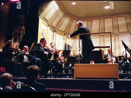 Argentinisch-israelischer Dirigent Daniel Barenboim bei einem Konzert mit seinem Chicago Symphony Orchestra, das im Buenos Aires Teatro Colón, Argentinien, am 2000. Oktober stattfand Stockfoto