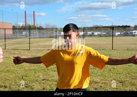 PORTSMOUTH, Virginia (20. Januar 2023) Boatswain's Mate Seaman Kevin Calderon wird während der Ausbildung der Security Reaction Force Basic (SRF-B) in Portsmouth Naval Shipyard mit Oleoresin Capsicum (OC)-Spray besprüht. SRF-B ist ein zweiwöchiger, umfassender Kurs, der Seeleuten Grundkenntnisse für die Rolle des Wachmanns vermittelt. Stockfoto