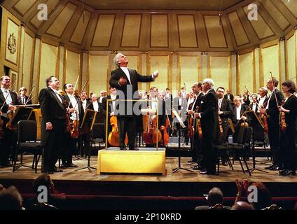 Der argentinisch-israelische Dirigent Daniel Barenboim begrüßt ein Teatro Colón-Publikum nach einem Konzert mit seinem Chicago Symphony Orchestra, Argentinien, am 2000. Oktober Stockfoto