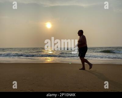 Candolim, Goa, Indien - Januar 2023: Farbenfrohe Sonnenliegen vor einer Touristenbude in Candolim. Stockfoto