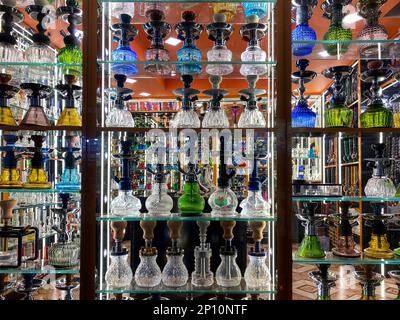 Candolim, Goa, Indien - Januar 2023: Ein Laden, der farbenfrohe Gefäße mit Hakenfressern auf dem Markt in Candolim verkauft. Stockfoto