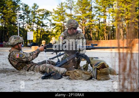 USA Soldaten der Nationalgarde mit New Jerseys B-Truppe, 1. Geschwader, 102. Kavallerie-Regiment feuert das m2. Maschinengewehr auf die Fort Dix Ranges auf der Joint Base McGuire-Dix-Lakehurst, New Jersey, 6. Januar 2023. Die Soldaten schossen auf der Nullstrecke, um sich auf den Maschinengewehrstand vorzubereiten. Stockfoto