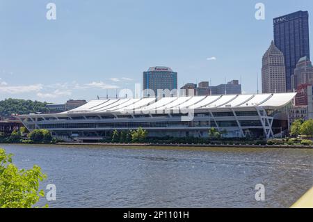 Stadtzentrum von Pittsburgh: David L. Lawrence Convention Center mit Blick auf den Allegheny River. Die oberen Etagen des Hotels liegen über dem Three Rivers Heritage Trail. Stockfoto