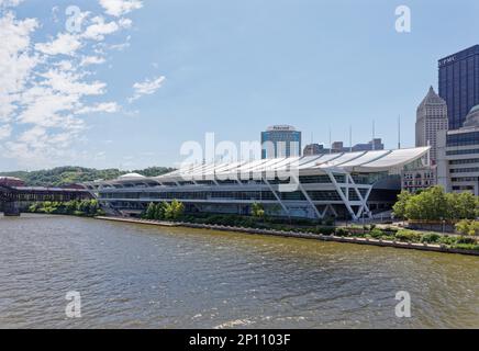 Stadtzentrum von Pittsburgh: David L. Lawrence Convention Center mit Blick auf den Allegheny River. Die oberen Etagen des Hotels liegen über dem Three Rivers Heritage Trail. Stockfoto