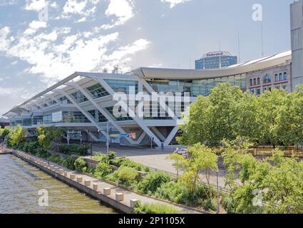 Stadtzentrum von Pittsburgh: David L. Lawrence Convention Center mit Blick auf den Allegheny River. Die oberen Etagen des Hotels liegen über dem Three Rivers Heritage Trail. Stockfoto