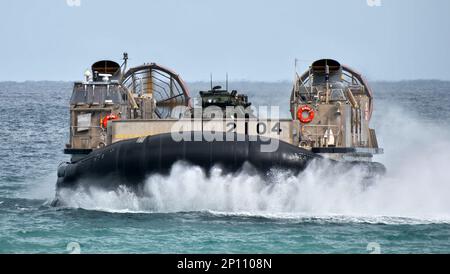 Tokunoshima, Japan. 03. März 2023. USA Marine' LAV-25 (Leichtes gepanzertes Fahrzeug) an Bord der LCAC (Luftkissen für Landungsfahrzeuge) der japanischen Seeschifffahrts-Selbstverteidigungseinheit (Maritime Self-Defense Force) wird während der gemeinsamen Übung „Iron Fist 23" in den USA und Japan am Freitag, den 3. März 2023 auf der Insel Tokunoshima, Präfektur Kagoshima, Japan, gesehen. Foto: Keizo Mori/UPI Credit: UPI/Alamy Live News Stockfoto