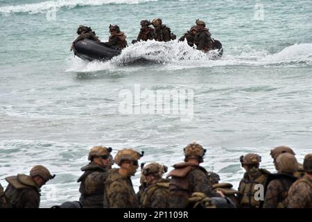 Tokunoshima, Japan. 03. März 2023. USA Marinesoldaten landen während der gemeinsamen Militärübung „Iron Fist 23" mit der japanischen Bodenschutztruppe am Manda Beach auf der Insel Tokunoshima, Präfektur Kagoshima, Japan, am Freitag, den 3. März 2023. Foto: Keizo Mori/UPI Credit: UPI/Alamy Live News Stockfoto