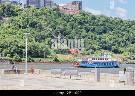 Pittsburgh South Shore: Das Wahrzeichen Duquesne Incline bringt Touristen und Pendler vom Ufer des Ohio River auf den 30°-Hang des Mount Washington. Stockfoto