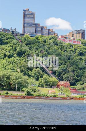 Pittsburgh South Shore: Das Wahrzeichen Duquesne Incline bringt Touristen und Pendler vom Ufer des Ohio River auf den 30°-Hang des Mount Washington. Stockfoto