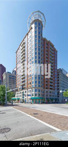 Pittsburgh Downtown: Encore Apartments ist ein Hochhaus aus Ziegelstein und Terracotta mit Eckturm mit Blick auf den Allegheny River. Stockfoto