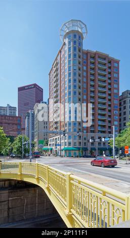 Pittsburgh Downtown: Encore Apartments ist ein Hochhaus aus Ziegelstein und Terracotta mit Eckturm mit Blick auf den Allegheny River. Stockfoto