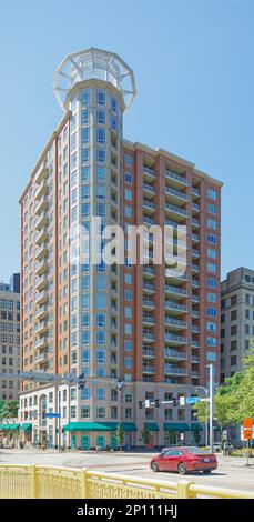 Pittsburgh Downtown: Encore Apartments ist ein Hochhaus aus Ziegelstein und Terracotta mit Eckturm mit Blick auf den Allegheny River. Stockfoto