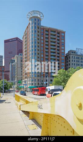 Pittsburgh Downtown: Encore Apartments ist ein Hochhaus aus Ziegelstein und Terracotta mit Eckturm mit Blick auf den Allegheny River. Stockfoto