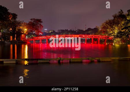 Die Red Huc Brücke führt zum Ngoc Son Tempel bei Nacht, Hoan Kiem See, Hanoi, Vietnam, Asien Stockfoto