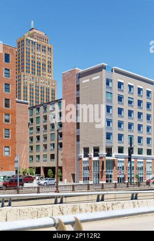 Pittsburgh Downtown: Das Fairfield Inn & Suites ist ein modernes, mit Backsteinen und Terracotta verkleidetes mittelhohes Hotel, das 2019 eröffnet wurde und den Monongahela River überblickt. Stockfoto