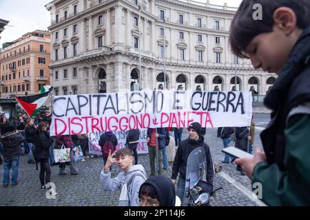 Rom, Italien. 3. März 2023. März organisiert von FridayForFuture Italy Movement in Rom anlässlich des Global Climate Strike for Climate Justice (Kreditbild: © Matteo Nardone/Pacific Press via ZUMA Press Wire) NUR REDAKTIONELLE VERWENDUNG! Nicht für den kommerziellen GEBRAUCH! Stockfoto