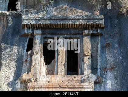 Alte Felsengräber und Sarkophage in Telmessos, Fethiye, Mugla, Türkiye Stockfoto