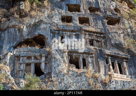 Alte Felsengräber und Sarkophage in Telmessos, Fethiye, Mugla, Türkiye Stockfoto