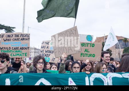 Rom, Italien. 3. März 2023. März organisiert von FridayForFuture Italy Movement in Rom anlässlich des Global Climate Strike for Climate Justice (Kreditbild: © Matteo Nardone/Pacific Press via ZUMA Press Wire) NUR REDAKTIONELLE VERWENDUNG! Nicht für den kommerziellen GEBRAUCH! Stockfoto