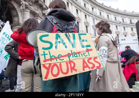 Rom, Italien. 3. März 2023. März organisiert von FridayForFuture Italy Movement in Rom anlässlich des Global Climate Strike for Climate Justice (Kreditbild: © Matteo Nardone/Pacific Press via ZUMA Press Wire) NUR REDAKTIONELLE VERWENDUNG! Nicht für den kommerziellen GEBRAUCH! Stockfoto