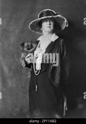 Duff-Gordon, Lady, mit Hund, Porträtfoto, nicht vor 1916. Stockfoto