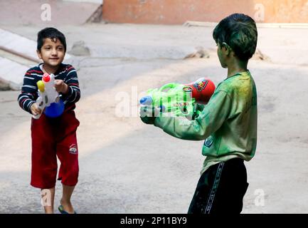 März 20222, Hisar, Haryana : Indische Kinder feiern Holi mit Farben und Pichkari während des Holi Festivals Stockfoto