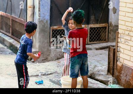 März 20222, Hisar, Haryana : Indische Kinder feiern Holi mit Farben und Pichkari während des Holi Festivals Stockfoto