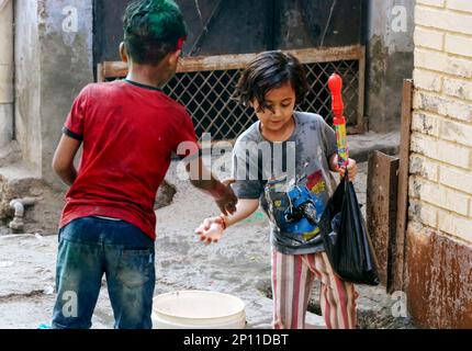 März 20222, Hisar, Haryana : Indische Kinder feiern Holi mit Farben und Pichkari während des Holi Festivals Stockfoto