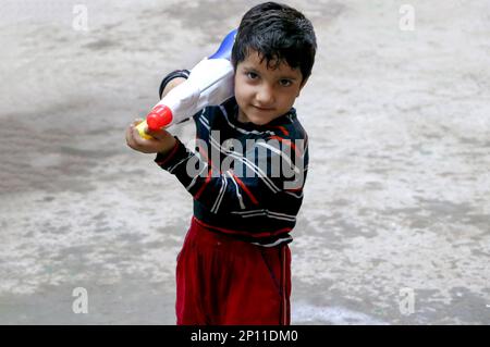 März 20222, Hisar, Haryana : Indische Kinder feiern Holi mit Farben und Pichkari während des Holi Festivals Stockfoto