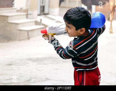 März 20222, Hisar, Haryana : Indische Kinder feiern Holi mit Farben und Pichkari während des Holi Festivals Stockfoto