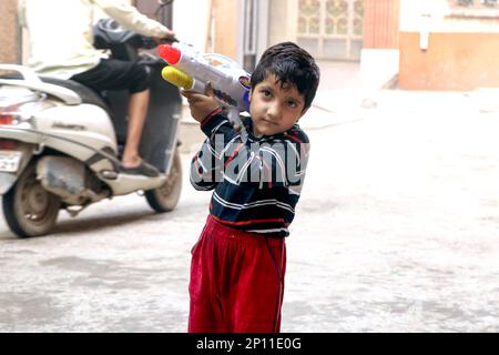 März 20222, Hisar, Haryana : Indische Kinder feiern Holi mit Farben und Pichkari während des Holi Festivals Stockfoto