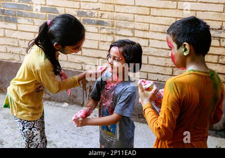 März 20222, Hisar, Haryana : Indische Kinder feiern Holi mit Farben und Pichkari während des Holi Festivals Stockfoto